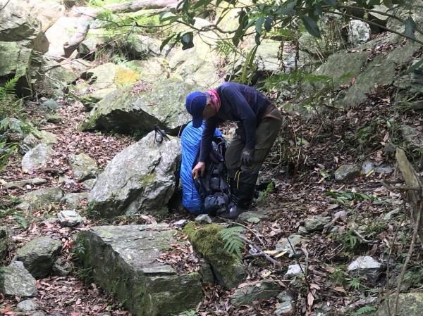65歲老翁與陌生隊友湊團爬山，因腳程太慢而落隊，警方大費周章才找到他。（記者王峻祺翻攝）