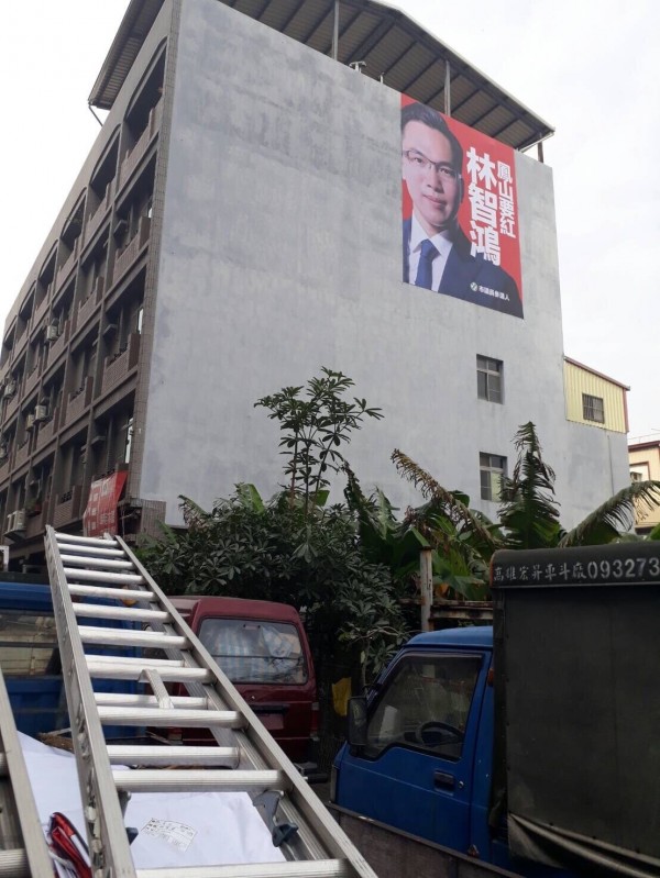 林智鴻看板目前已經被撤除，換上其他候選人競選看板。（林智鴻提供）