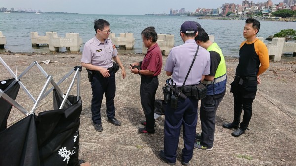 軍方發現婦人漂浮在水面，救起時已明顯死亡，警方請家屬來確認身分。（記者王宣晴翻攝）