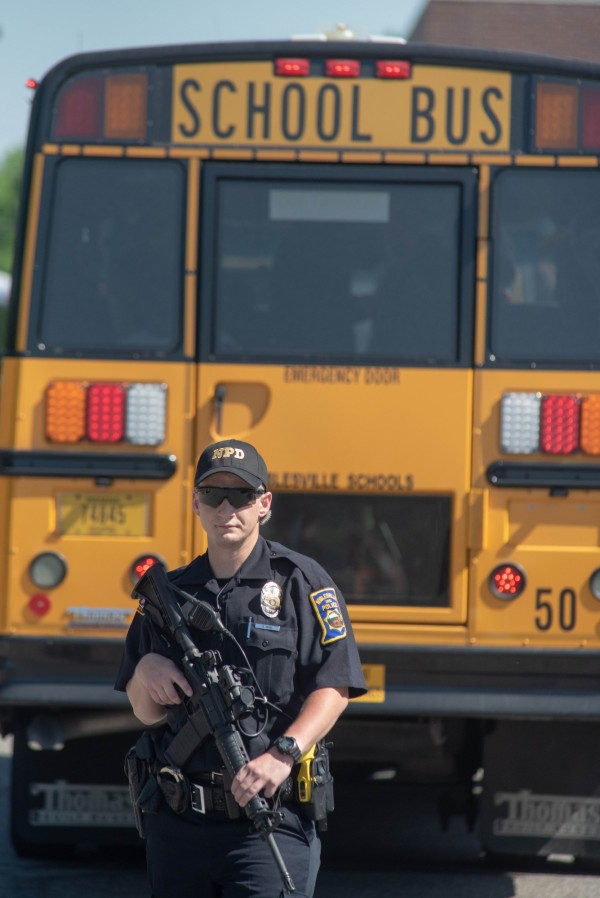 美國印第安納州諾布爾斯維爾西部中學（Noblesville West Middle School）發生槍擊案，教師希曼（Jason Seaman）英勇上前奪槍並制伏歹徒。（法新社）