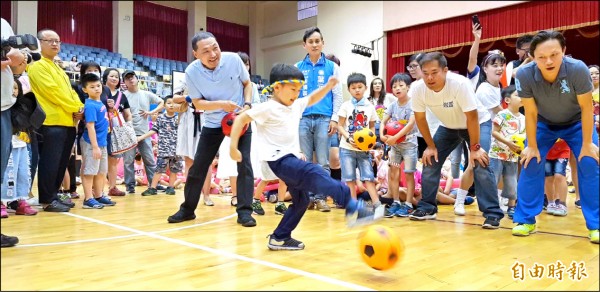 國民黨新北市長參選人侯友宜昨參加親子踢足球活動，和小朋友們玩得非常開心。（記者賴筱桐攝）