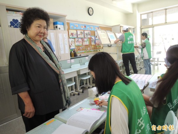 陳菊今返回高雄參與民進黨黨代表與高市主委改選投票（記者王榮祥攝）