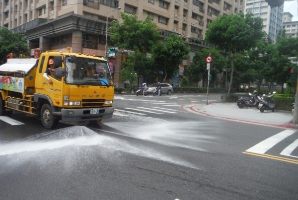 新北市今天上午啟動高溫警戒，灑水車出動灑水降溫。（新北市政府提供）