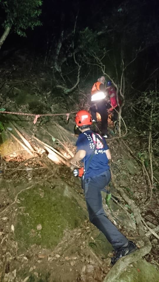 2名民眾昨晚8點在台北市內湖區的鯉魚山登山步道迷路。（記者鄭景議翻攝）