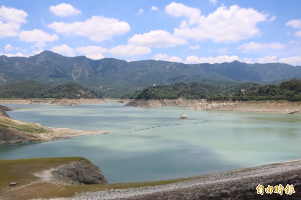 曾文水庫庫區土丘的面積範圍逐漸增加，也顯示水情的緊張、嚴峻。（記者萬于甄攝）