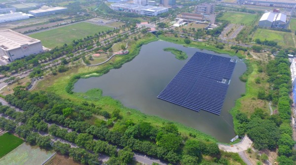 全台工業區規模最大的柳科滯洪池浮動式太陽能發電系統完成併聯，估計每年發電量為620萬度，成為台南推動陽光電城重要指標。（記者王涵平翻攝）