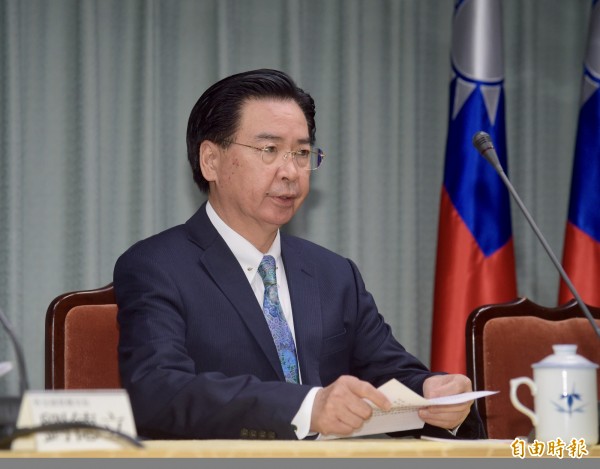 民進黨立委羅致政詢問,是否應反守為攻爭取新邦交國,還是完全不做?外交部長吳釗燮(見圖)則回答,已說不與中國進行金錢外交,羅致政對此不以為然,明白告訴對方不再挖對方邦交國,在外交戰略上沒人這樣做。(資料照) 民進黨立委羅致政詢問,是否應反守為攻爭取新邦交國,還是完全不做?外交部長吳釗燮(見圖)則回答,已說不與中國進行金錢外交,羅致政對此不以為然,明白告訴對方不再挖對方邦交國,在外交戰略上沒人這樣做。(資料照)