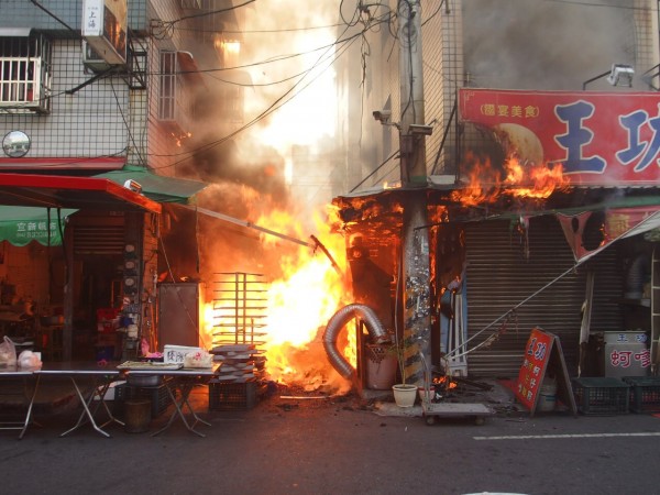 整條巷子燒起來來。（記者顏宏駿翻攝）