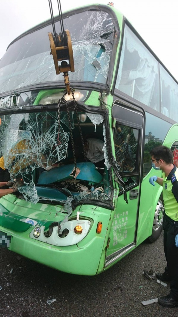 今天上午9點多，統聯客運車在中山高北上89.9K湖口路段中間車道追撞大貨車。（記者廖雪茹翻攝）