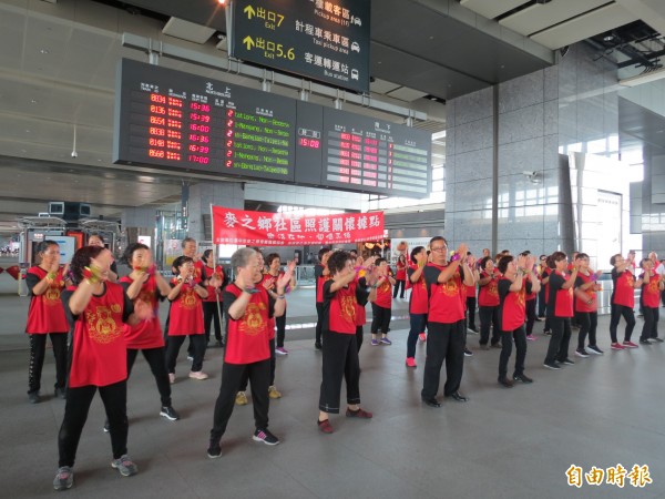 大雅四個社區關懷據點的長者，在高鐵台中站尬舞、快閃。（記者蘇金鳳攝）