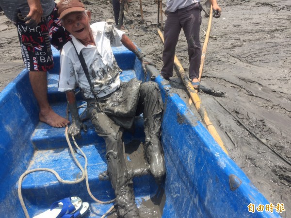 家住石門水庫薑母島王姓阿公（中）今天中午要搭舢舨返家時，不慎身陷爛泥，里長邱焯勳率隊即刻救援。（邱焯勳提供）