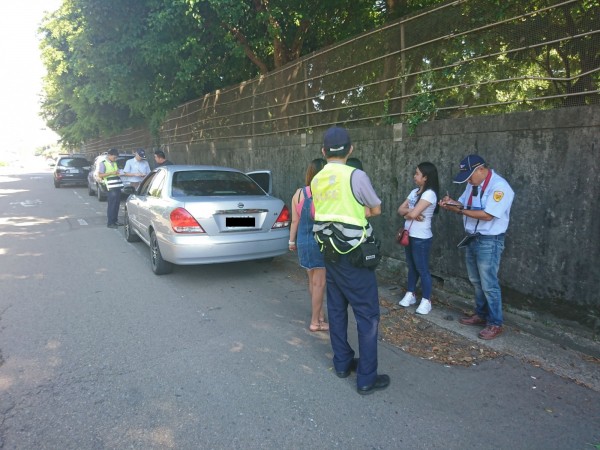 新竹區監理所因應民眾檢舉不斷，會同警方首度運用車牌辨識系統，在新豐和湖口車站周邊取締違規營業的白牌車。（新竹區監理所提供）