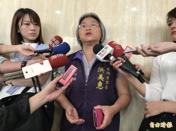 內湖區大湖里長洪美惠批評敬老卡政策，是「買豬排便當給回教徒吃」。（記者沈佩瑤攝）