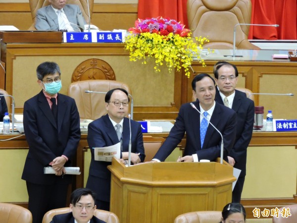 新北市議會今天進行市政總質詢，議員詢問三重果菜市場都更案等議題，市長朱立倫與相關局處首長答覆。（記者賴筱桐攝）