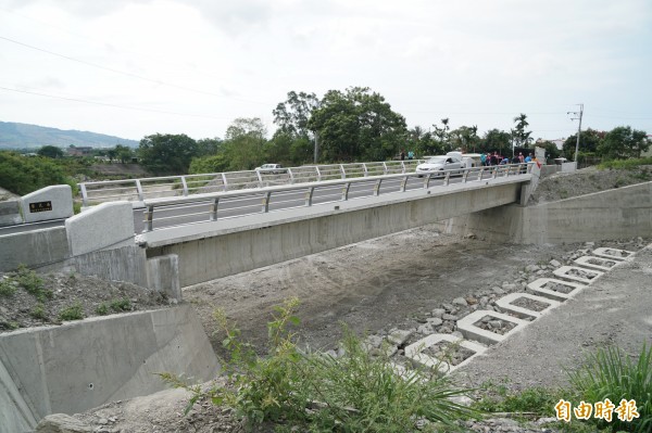 卑南鄉泰安村大巴六九溪新建的魯瓦南橋今天通車，過水路面走入歷史。（記者黃明堂攝）