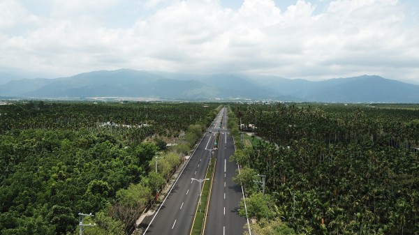 科大路摘掉爛名，成為全國最長透水鋪面道路。 （屏東縣政府提供）