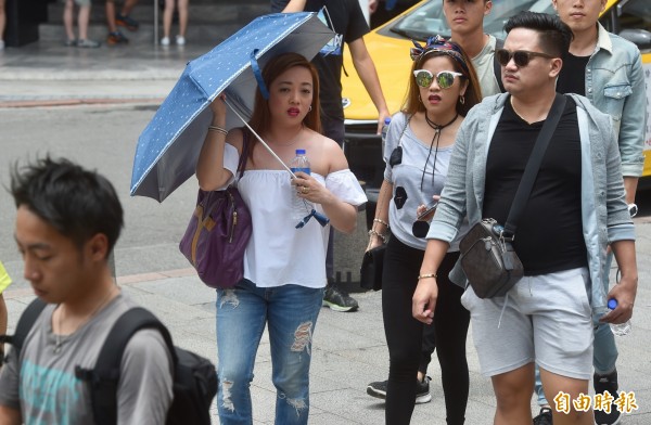 隨著鋒面即將南下，台灣各地將可能發生局部雷陣雨，但白天氣溫仍處在高溫，且紫外線皆處過量級。（資料照）
