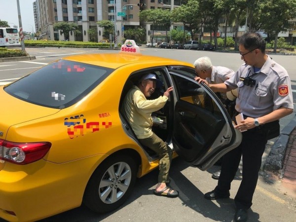 員警代叫計程車載老翁（左）返家。（記者洪定宏翻攝）