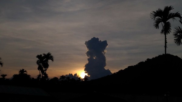 日月潭地區因對流旺盛，雨後出現柱狀雲，往雲的右方看去，神似龍抬頭，往左方看則像極了母抱子。（黃瑞奇提供）