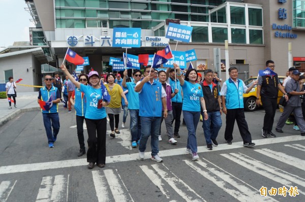 國民黨雲林縣黨部主委林文進、縣長參選人張麗善等人迎接路跑青年抵達雲林。（記者詹士弘攝）