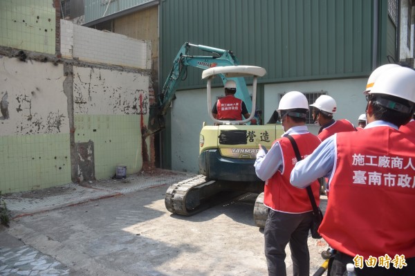 台南市府推動汙水下水道接管率，拆除違建。（記者邱灝唐攝）