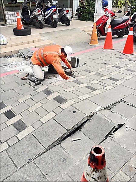 花蓮市區一心街鋪設的石板路，今天下午其中一小段突然隆起。（市民代表魏嘉彥提供）