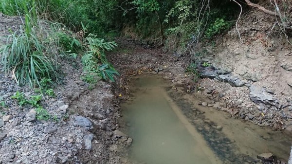 高士山區河川枯竭，居民連飲用水都出現短缺危機。（記者蔡宗憲翻攝）