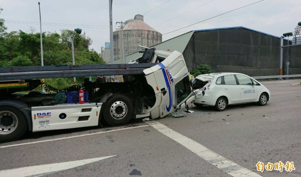 拖板車追撞前車，車斗3支鋼條因慣性作用往前飛衝，當場刺穿拖板車頭，司機險遭爆頭，相當驚悚。（記者湯世名攝）