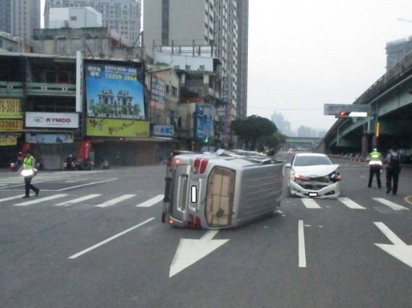 自小客與廂型車發生擦撞，廂型車當場被撞翻側躺在路中。（記者許國楨翻攝）