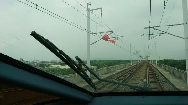 台南歸仁路段的架空電車線遭燈籠纏繞。（記者吳俊鋒翻攝）