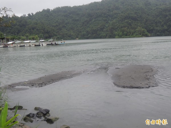 宜蘭梅花湖湖域出現沙洲，10年來首見。（記者江志雄攝）