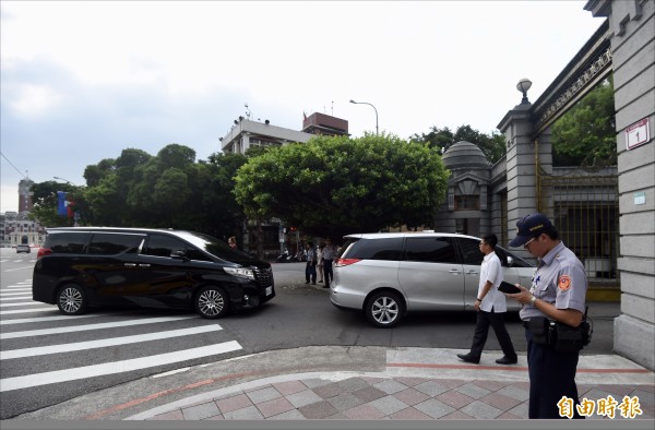 蔡英文總統31日晚間宴請綠委，委員座車進入台北賓館。（記者簡榮豐攝）