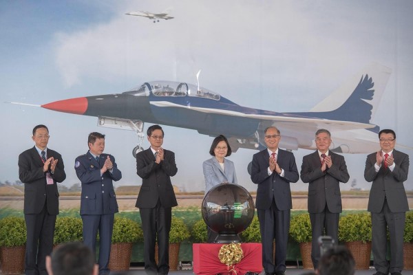 台灣自研自製的新式高級教練機（AJT）今天開始組裝，總統蔡英文也親自前往台中漢翔公司主持開架儀式。（圖擷自蔡英文臉書）