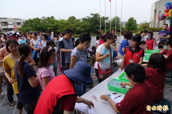 台中市屯區藝文中心暑假開辦「兒童藝術營」，今天首日開放報名，8點不到現場就已大排長龍。（記者陳建志攝）