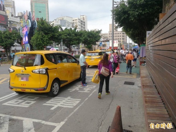 不滿UBER租賃車衝擊計程車市場，有計程車司機竟在臉書PO文嗆聲說，以後在路上看到UBER，就要把司機拉出來揍一頓，並鼓動同業加入。圖為示意圖，與新聞事件無關。（資料照）