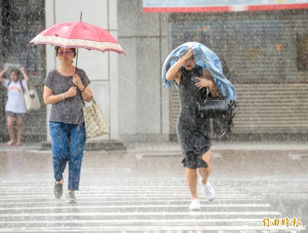 中央氣象局今天下午2時30分對南投、高雄、台東、屏東4縣市發布大雨特報。（資料照）