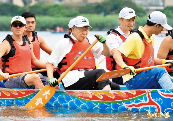 台北市洲美碼頭昨舉行點睛祭江典禮，市長柯文哲（中）首次登船與選手一起划龍舟。
（記者朱沛雄攝）