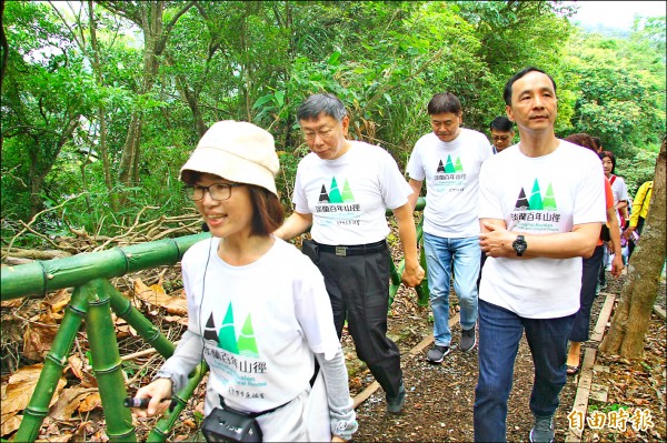 昨天淡蘭百年山徑大會師活動，北北基宜四縣市首長只有朱立倫（右一）和柯文哲（左二）同台，引發綠營縣市長避開與柯文哲同台聯想。朱立倫則說：「我都不怕了，他們有什麼好怕的。」（記者林欣漢攝）