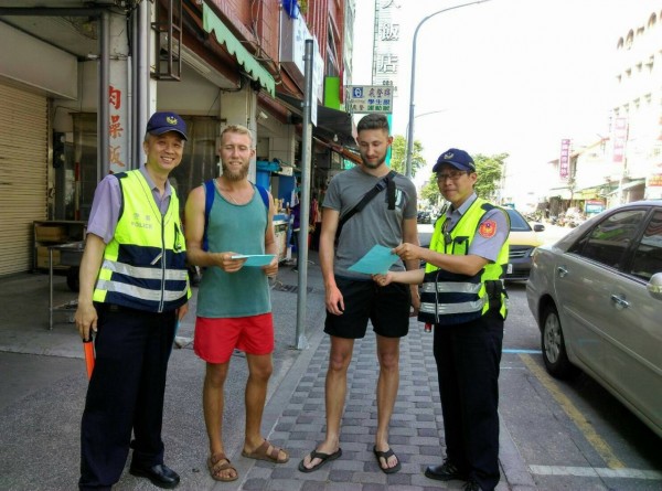 警方宣導防空萬安演習，外國友人也不放過。（記者陳賢義翻攝）