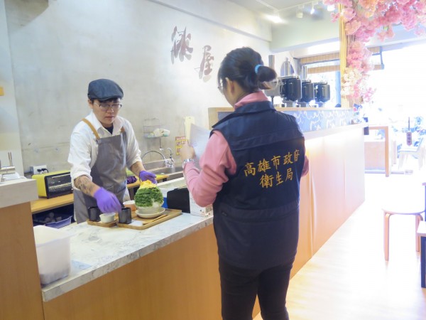 稽查人員於冰店稽查抽驗。（衛生局提供）