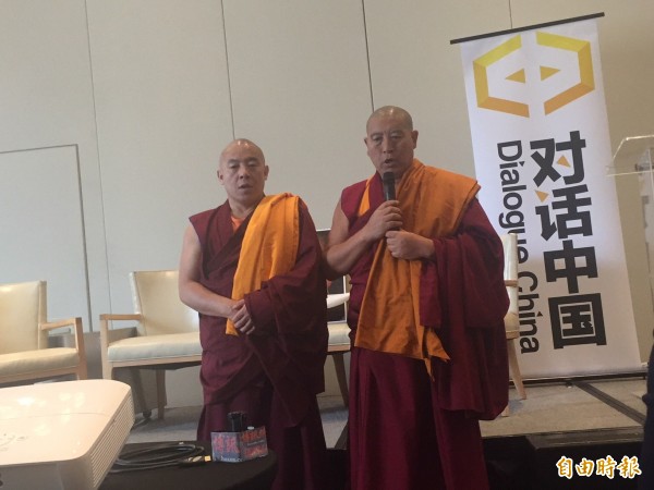 由王丹領導的智庫「對話中國」今天在華府成立，達賴喇嘛代表在場祈禱。（記者曹郁芬攝）