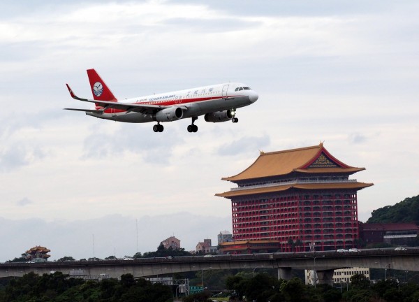 中國四川航空今（4日）一架從成都飛往海南海口的班機，在起飛1小時後竟返回成都降落。四川航空客機示意圖。（歐新社）