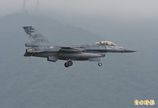 F-16飛官吳彥霆兩次遭遇墜機，同僚盼他能幸運生還。（記者游太郎攝）