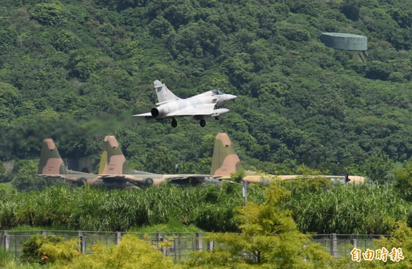 國軍今晨啟動漢光演習，空軍演練將戰機轉移至花蓮佳山基地。圖為空軍幻象2000戰機降落佳山基地保存戰力。（資料照）