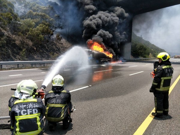 一輛油罐車上午11點多行經國道3號北上166公里處突然起火，中油副總黃仁弘表示有可能是天氣太熱，造成後輪胎起火（台中市消防局提供）