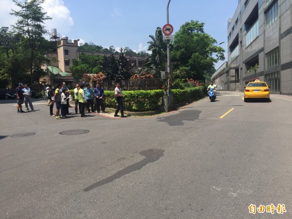 基隆長興國小前Y字路口經常發生車禍。（記者盧賢秀攝）