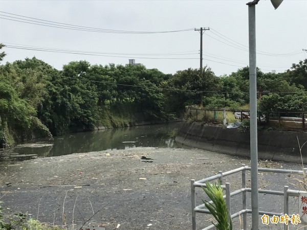 久旱不雨，新竹市東大排烏瓦窯灌溉渠因久未開閘門放水，造成沿岸的家庭廢污水排入，讓此灌溉渠積很多垃圾，且傳出陣陣惡臭，居民苦不堪言，市議員李妍慧前往會勘，要求市府趕緊清除垃圾，減緩惡臭味。（記者洪美秀攝）