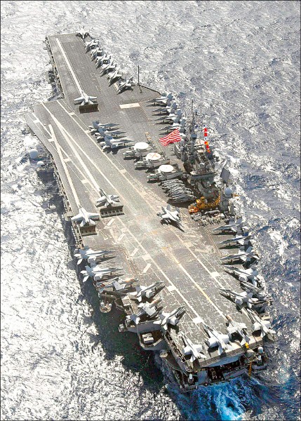 據「路透」報導指出，美國正考慮調派航空母艦通過台灣海峽，可能被台灣視為美國總統川普又一次釋放支持台灣的訊息。圖為曾在二○○七年穿越台海的小鷹號航空母艦。（美聯社資料照）