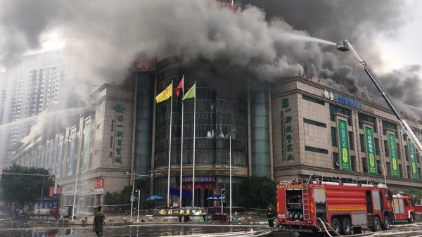 中國四川達州市一批發商場大火，延燒3天，整座商場全毀，損失慘重。（圖擷取自網路）
