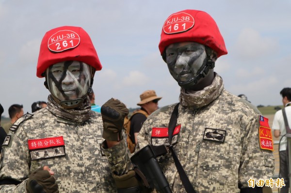 「良丰加油！」陸軍特指部特三營中尉副連長黃嘉慶（左）與上兵機槍兵黃志剛（右）兄弟檔，一起為秦良丰加油打氣。（記者歐素美攝）